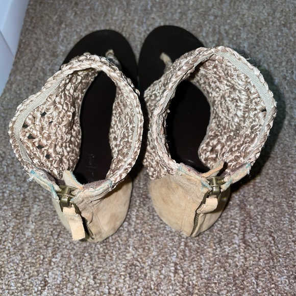 GYPSY CROCHETED ZIP BACK FLAT SANDAL IN SAND MULTI - Picture 4 of 11
